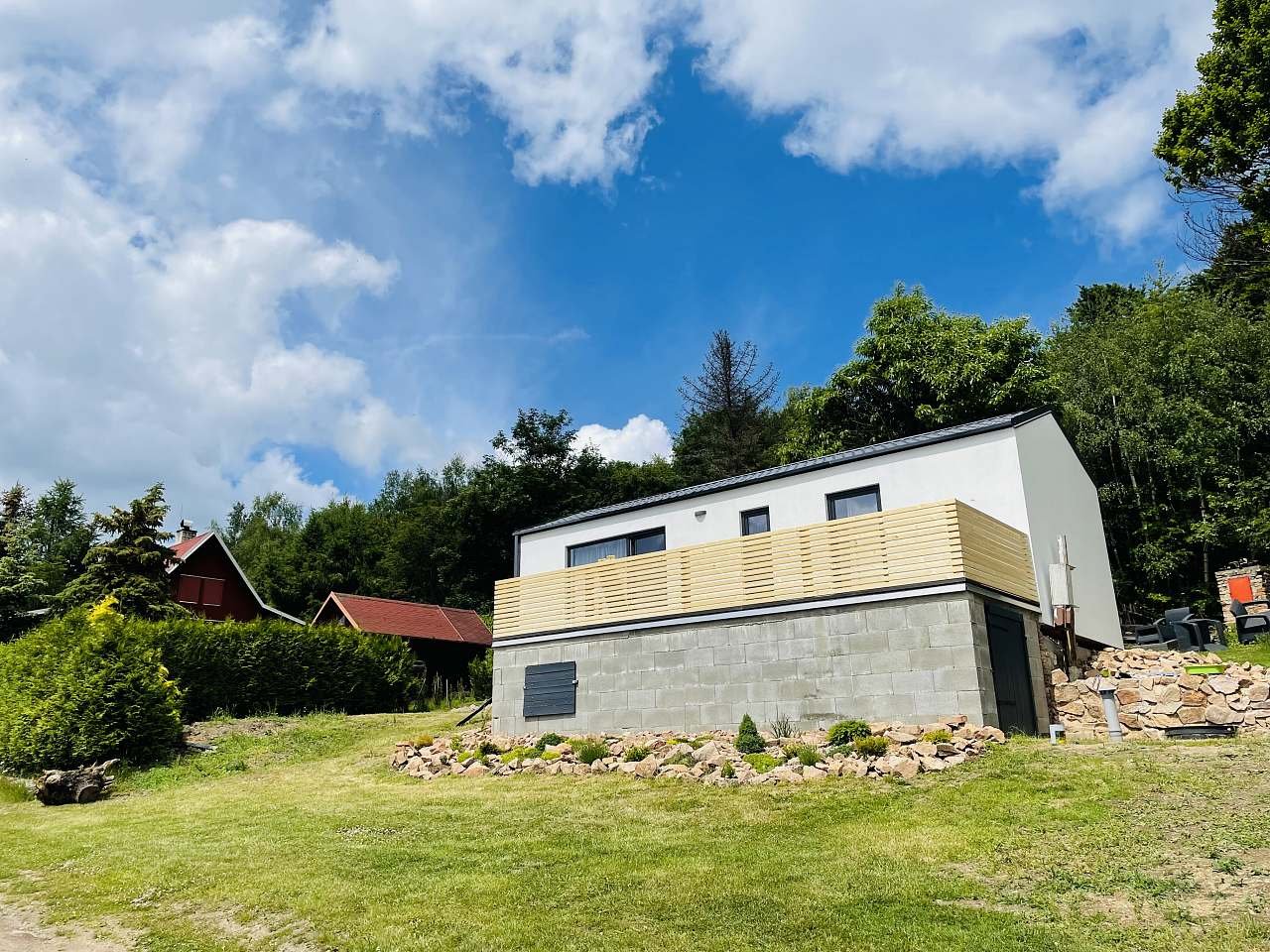 Chata Sedlinka s velkou terasou a výhledem na středohoří