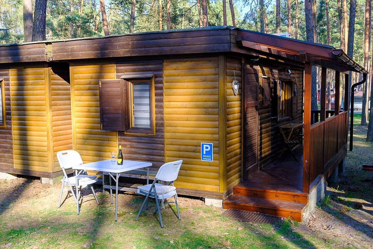 Chatka s klimatizací u Máchova jezera - venkovní představení