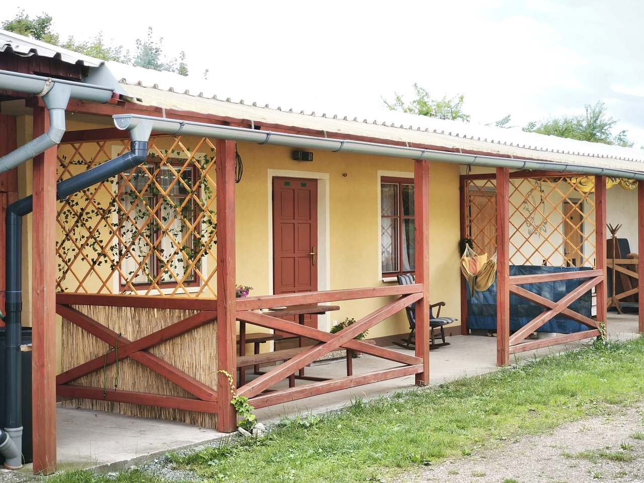 Chatka v kempu s venkovní terasou