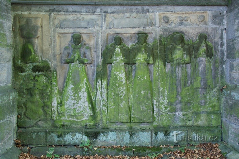 Chrudim – renesanční náhrobníky na kostele sv. Michaela, archanděla