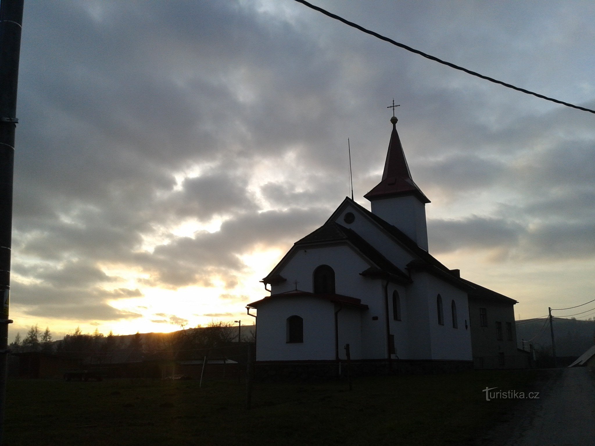 Crhov u Štítů - kaple zasvěcená Cyrilu a Metoději a pomník obětem I.a II.Sv.války