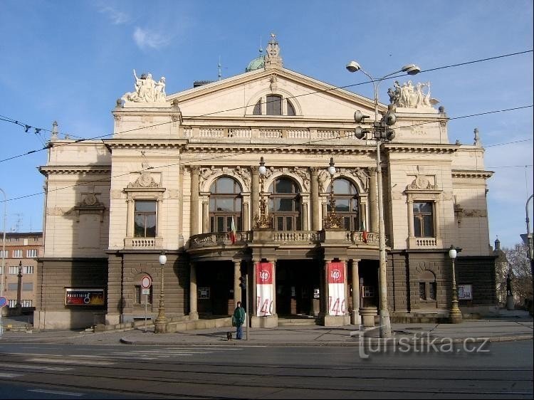 Divadlo J.K.Tyla: Zvláštní divadelní budovu má Plzeň od r. 1832 (1830 měla Plzeň