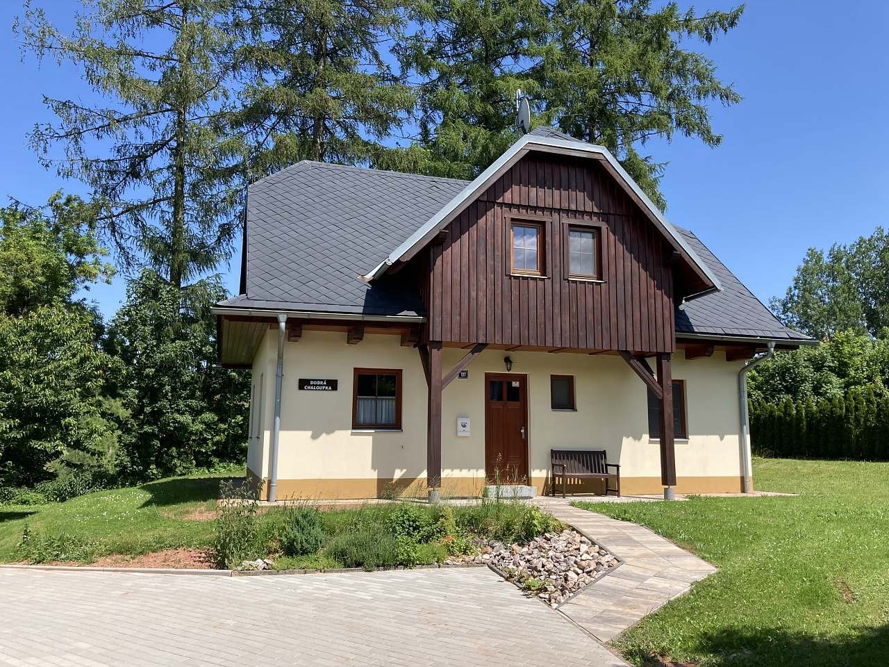Dobrá Chaloupka - před chalupou