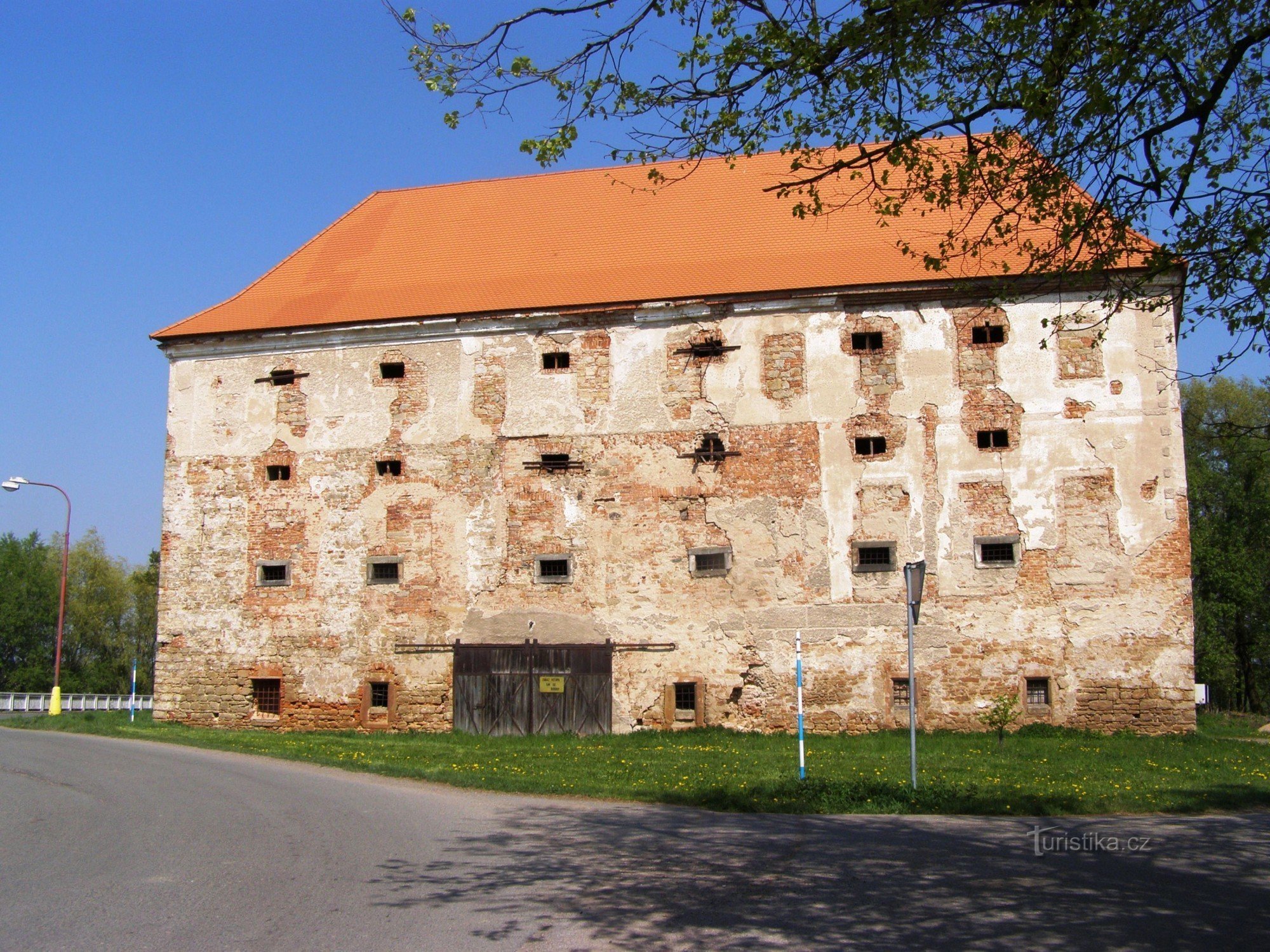 Dohalice - tvrz, sýpka