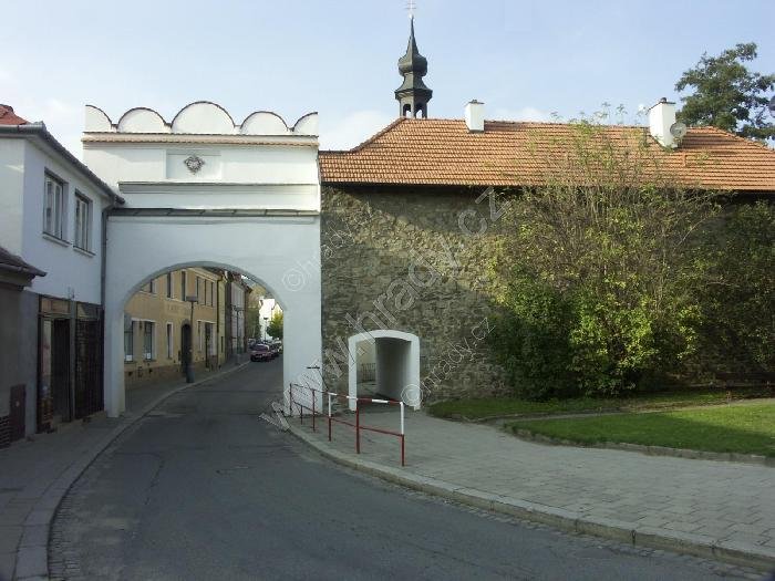 Dolní brána  a zbytek opevnění