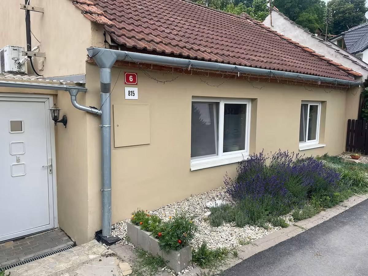 Domek Na Hrázi - Před domkem ✌️