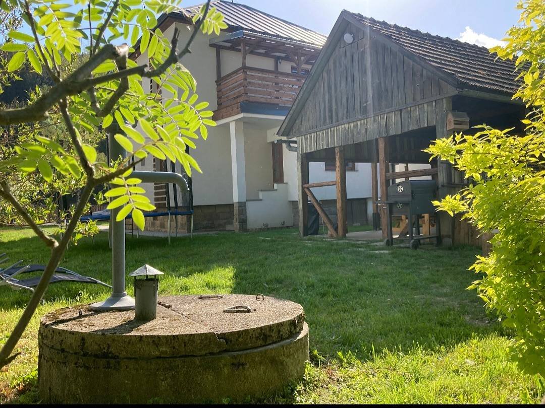Dům,pergola ,zahrada