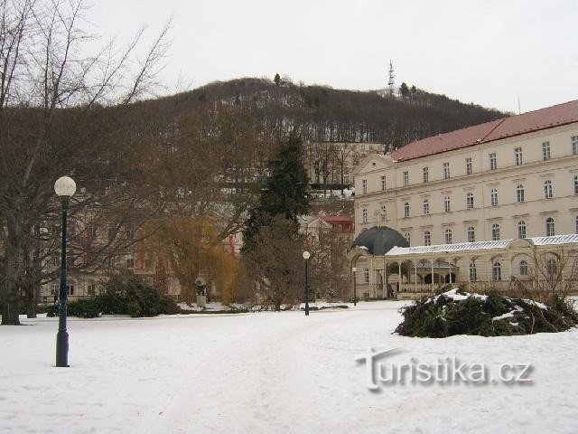Dvořákovy sady 9: Relaxační lázeňské sady s dominantou pomníku Antonína Dvořáka 