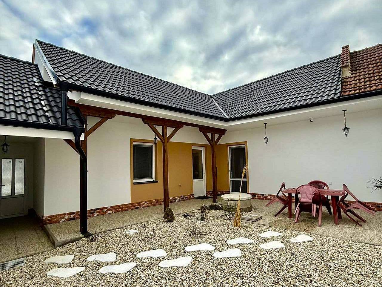 Dvoreček chaloupky u přehrady