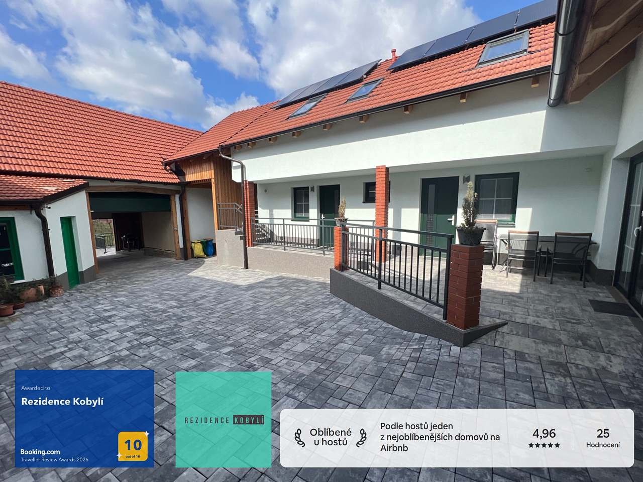 Dvůr pro maximum soukromí. Nahoře v patře velký apartmán. Dole 3 vlastní vstupy