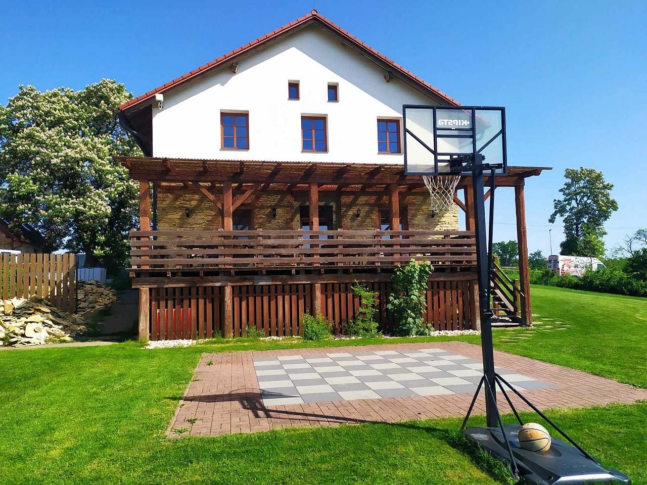 Ekofarma Bílý mrak Šachov, terasa a basketbalový koš