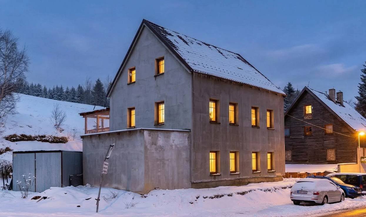 Exteriér domu v zimě
