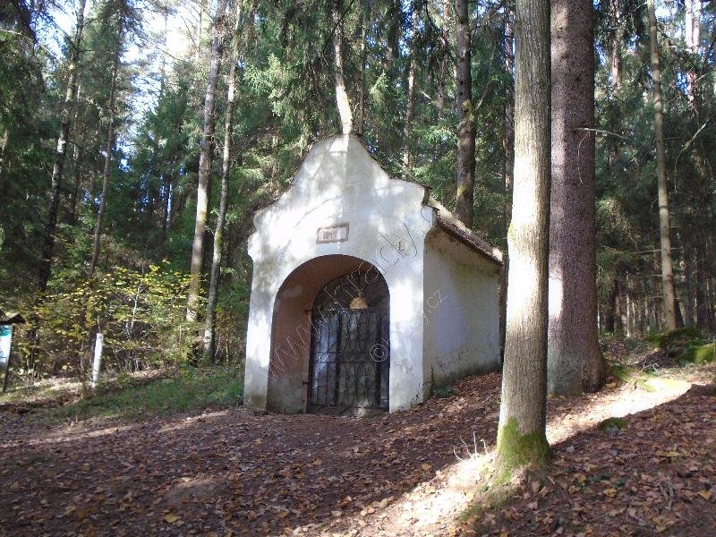 Farská a Jeskynní (Lurdská, Panny Marie Lurdské) kaple se studánkou na křížové cestě