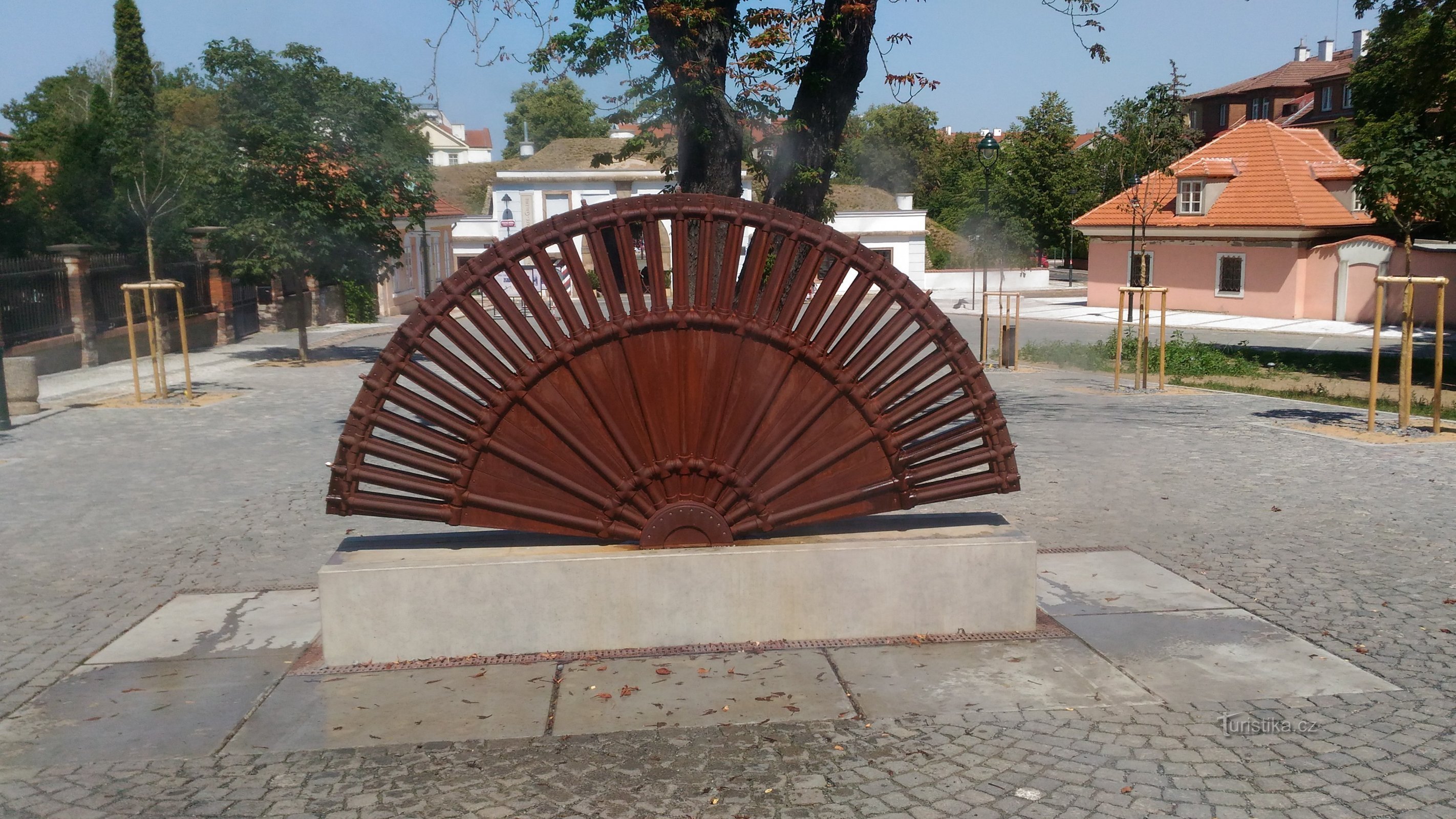 Fontána ve tvaru vějíře.