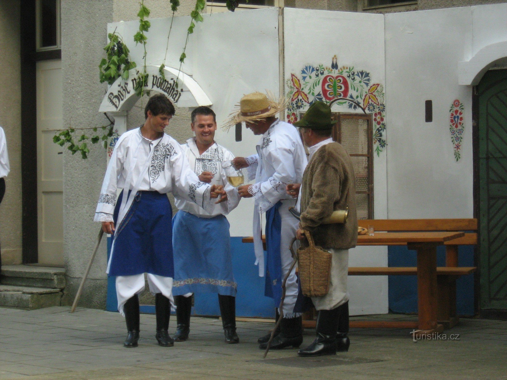 Foto: Zarážání hory Šardice; archiv obce Šardice