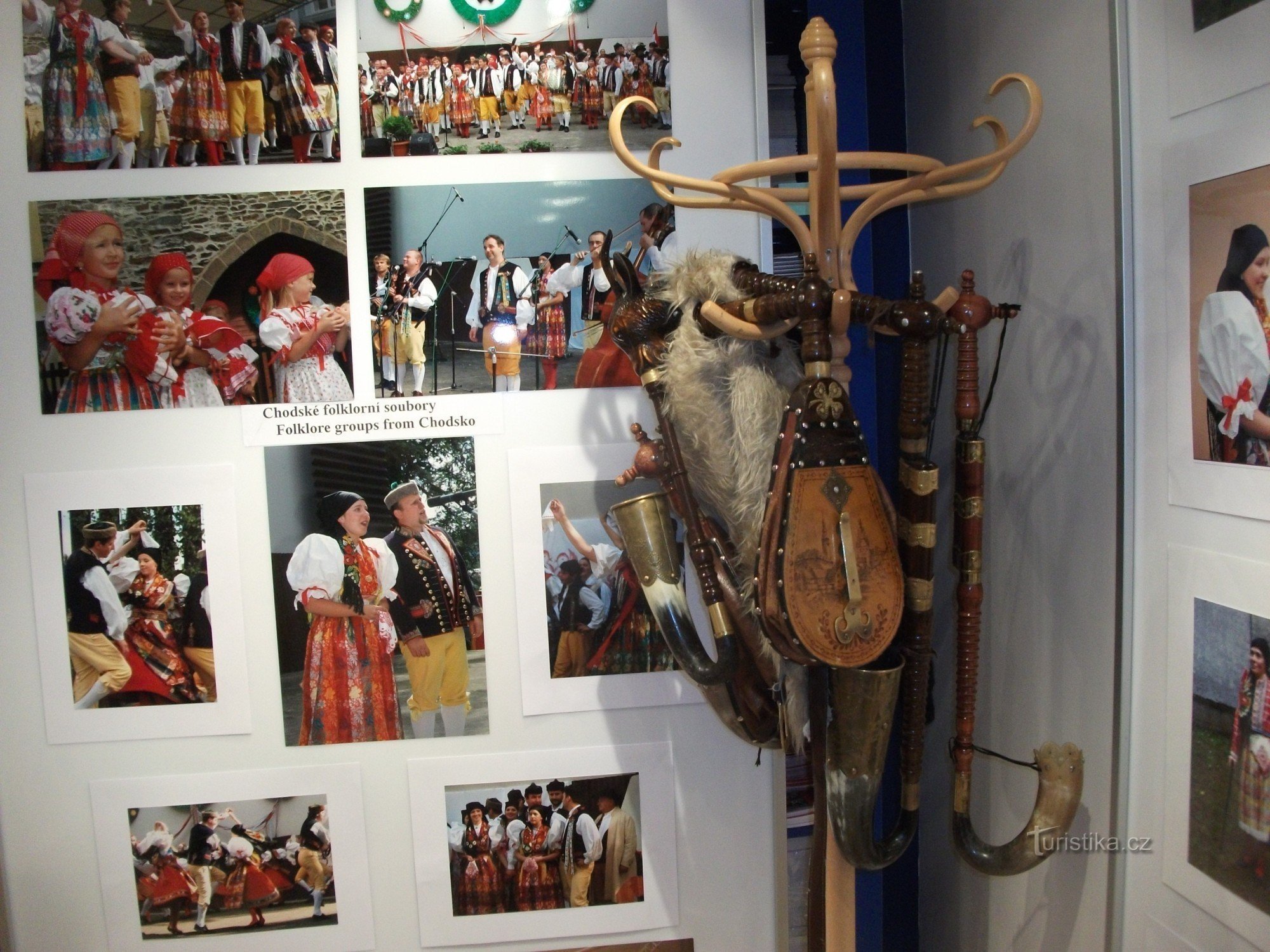 Fotografie z předchozích ročníku Chodských slavností jsou vystaveny v Praze na S