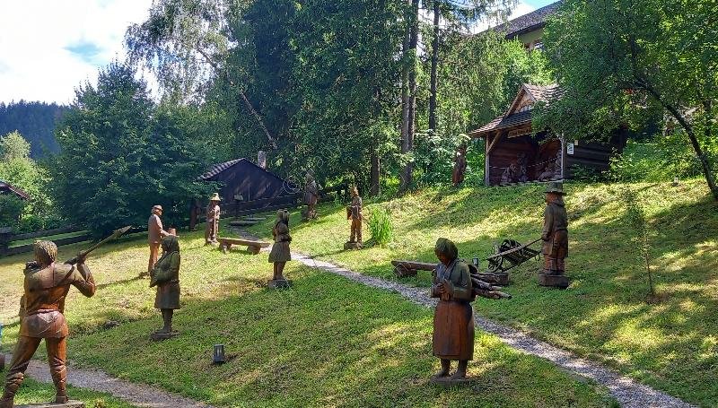 galerie dřevěných soch s betlémem