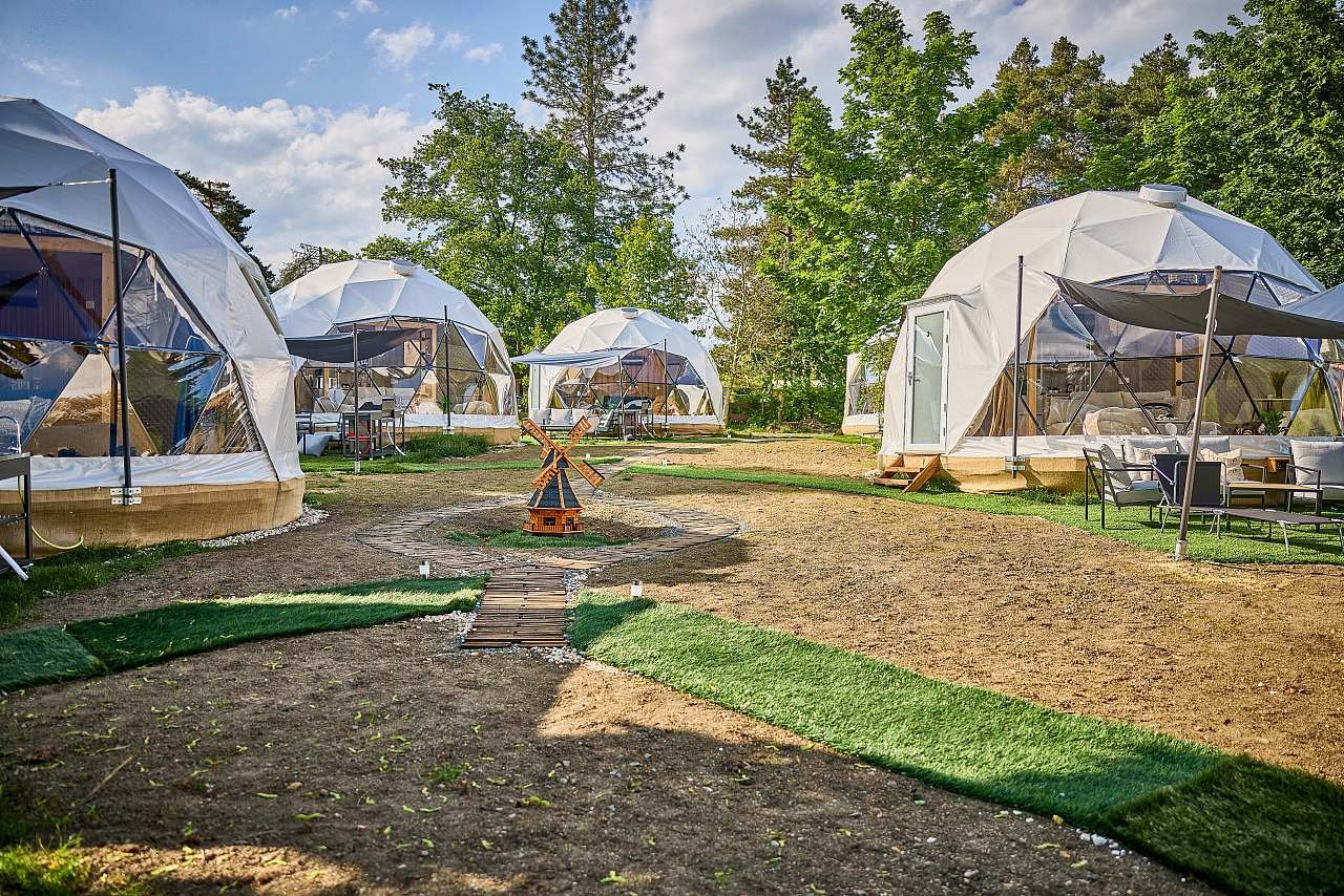 Glamping Slapy na břehu přehrady