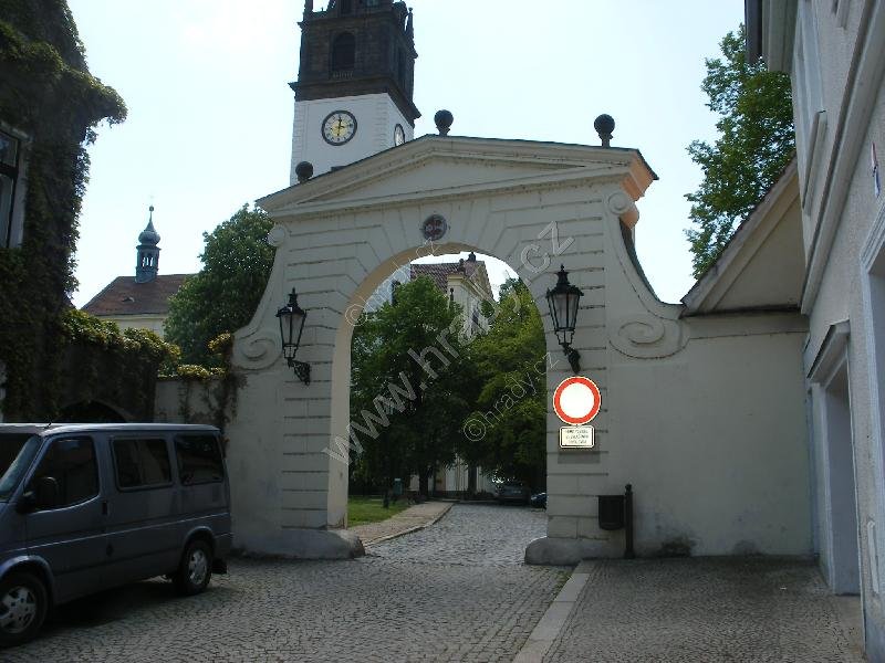 hlavní brána areálu biskupství