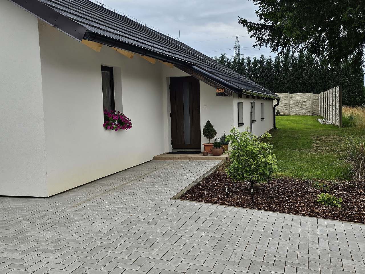 Hlavní vchod do chalupy, kde zaparkujete své vozidlo.