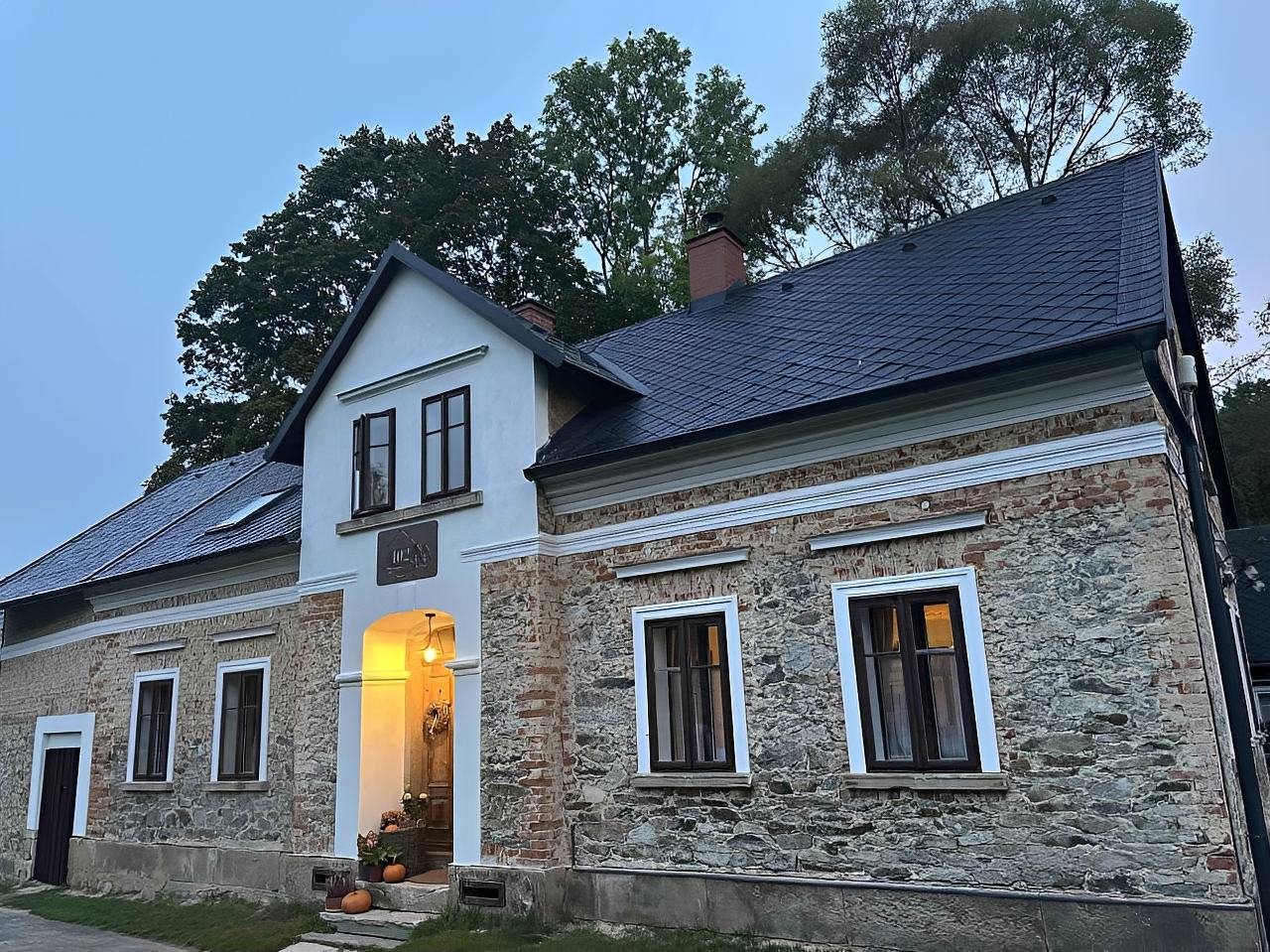 Hlavní vchod do domu s tím, že je umístěn na hlavní cyklo. a turistické trase