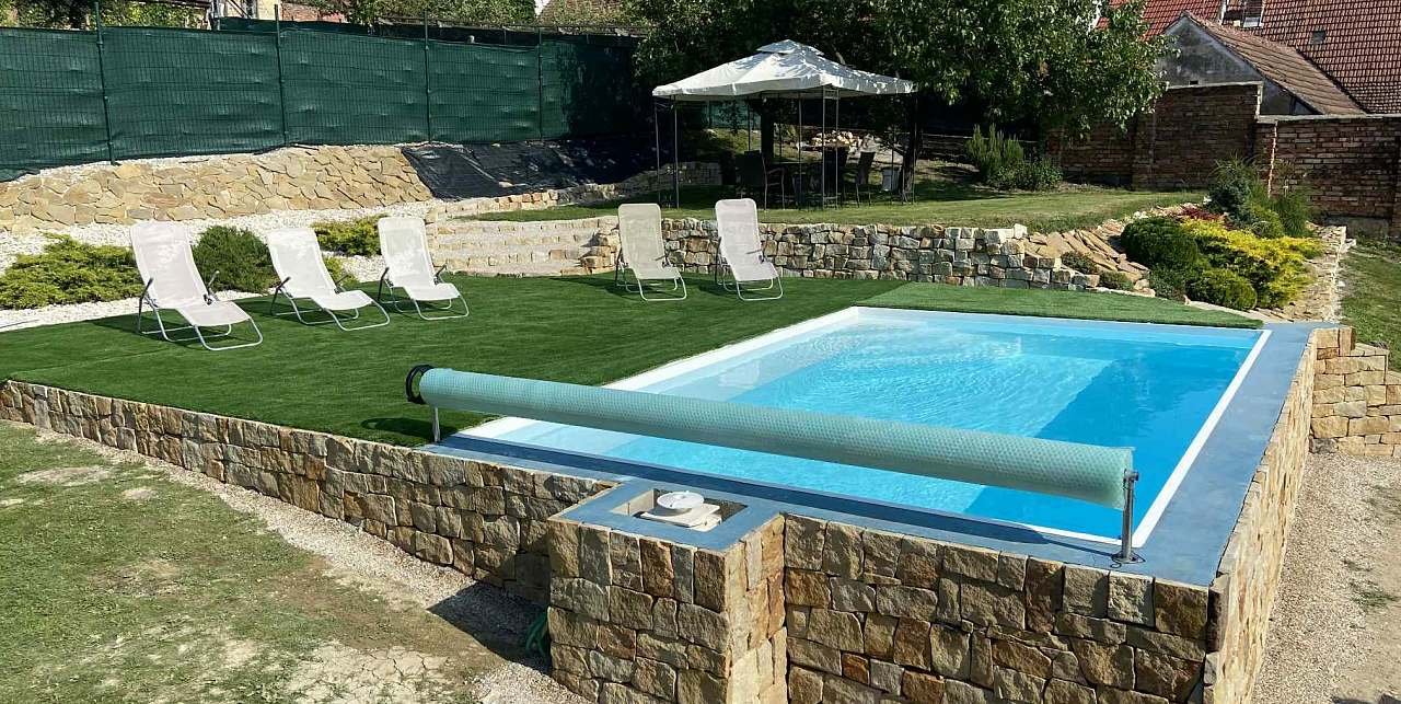 Horní oddělená zahrada s bazénem a posezením