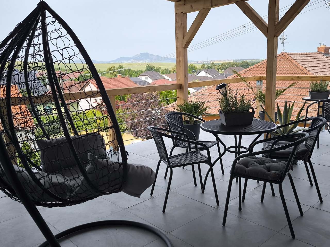 Horní terasa s výhledem na Pálavu a levandulové pole