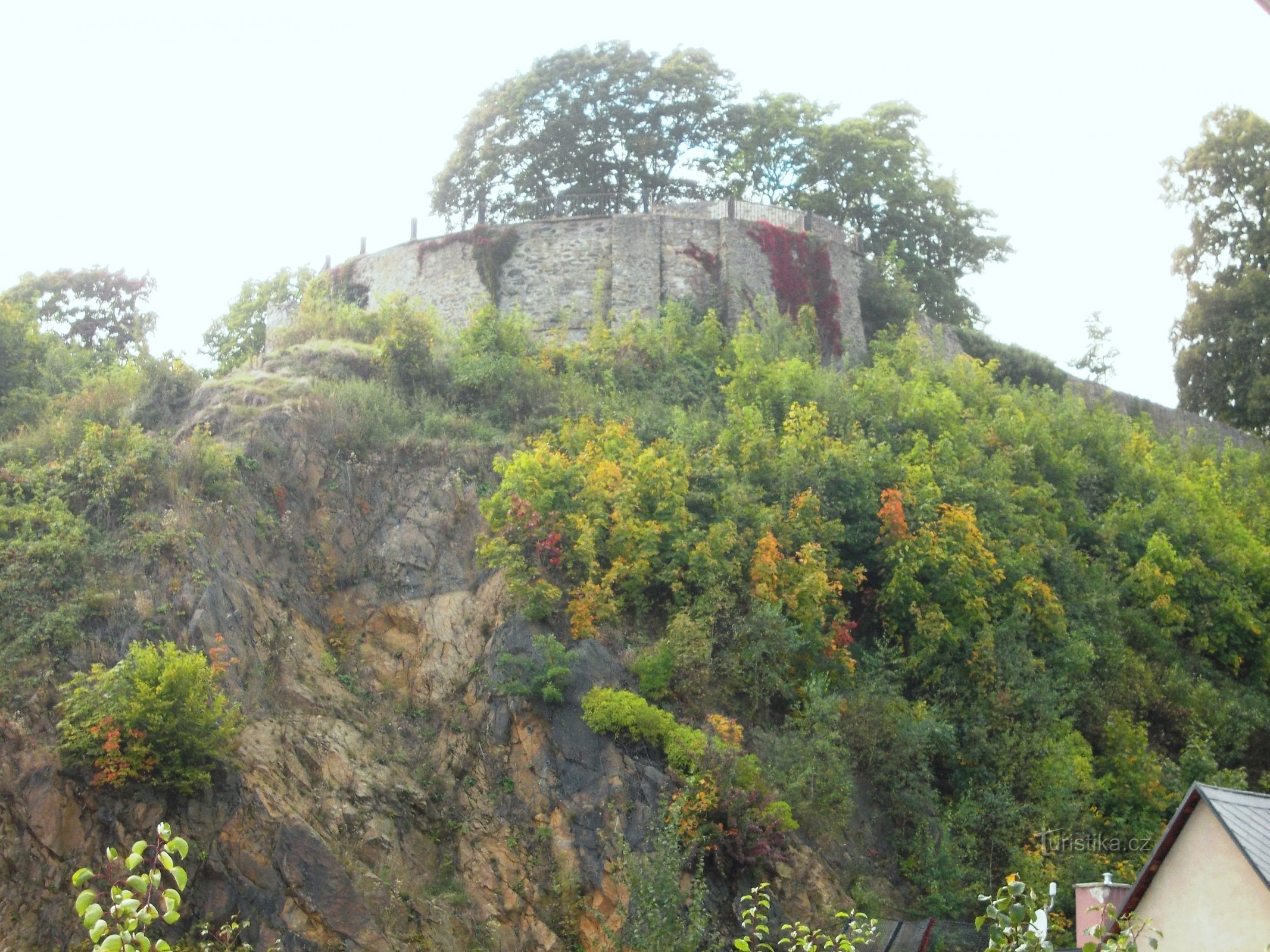 hrad na skalnom ostrohu