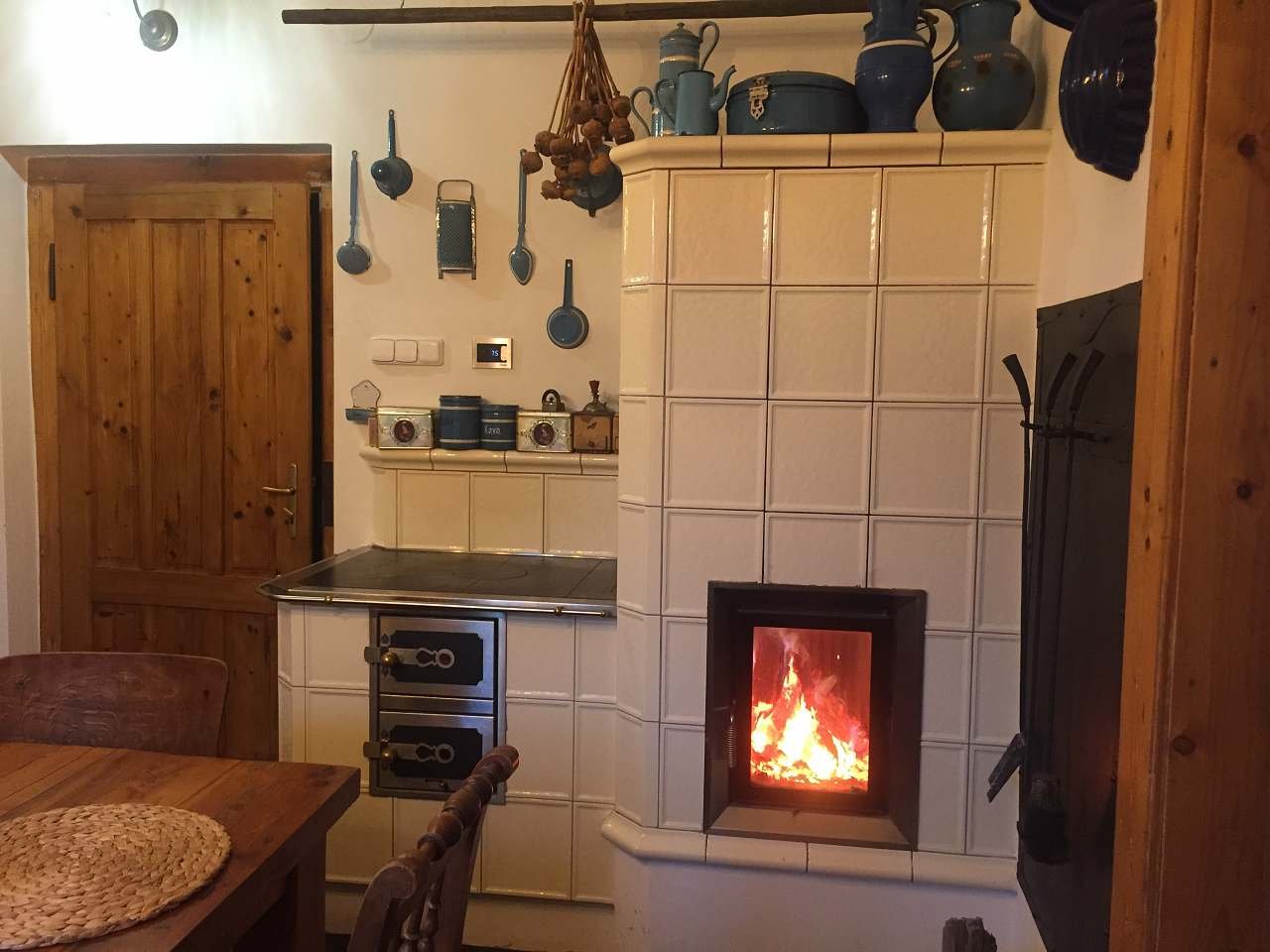 Kachlová kamna v kuchyni