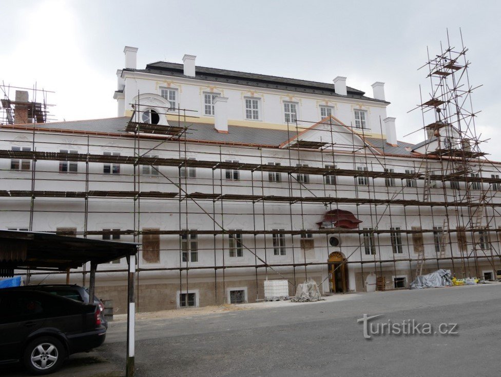 Kácov, pohled na zámek z nádvoří