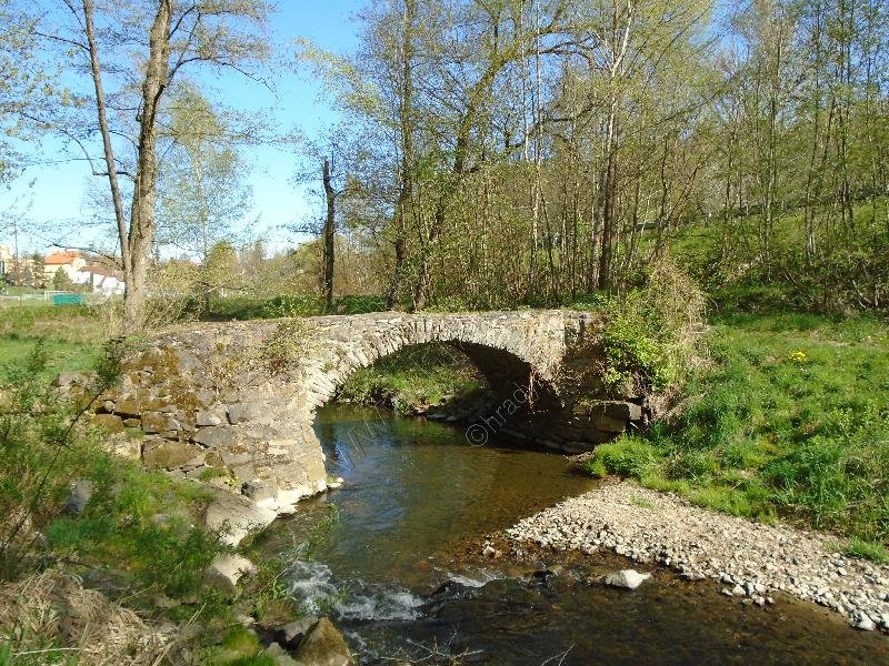 kamenný klenutý mostek