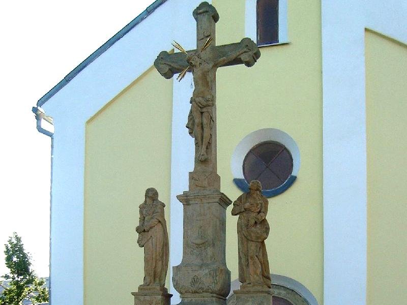 kamenný kříž se sousoším