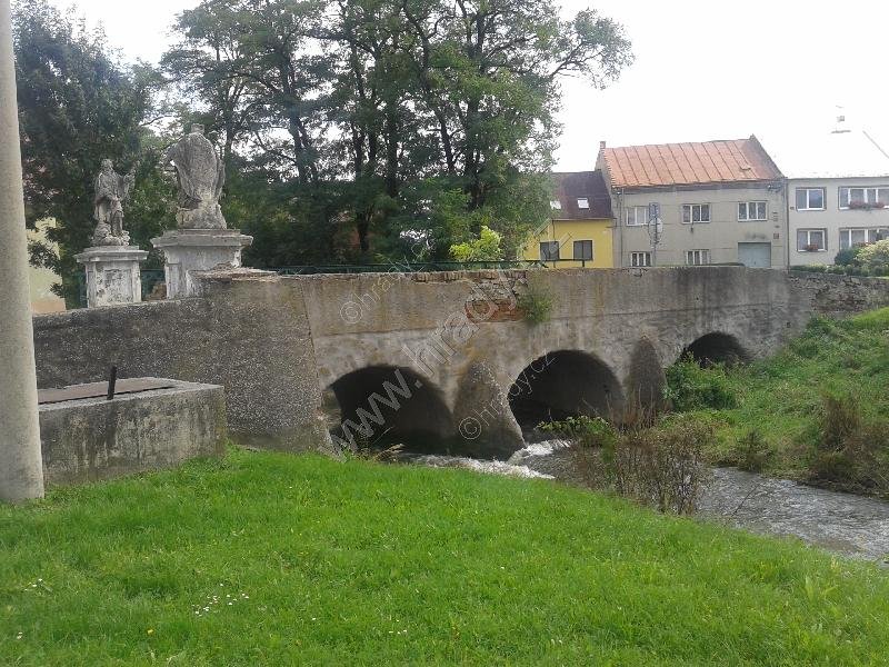 kamenný most se sochami světců