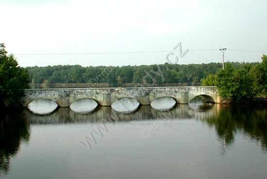 kamenný obloukový most