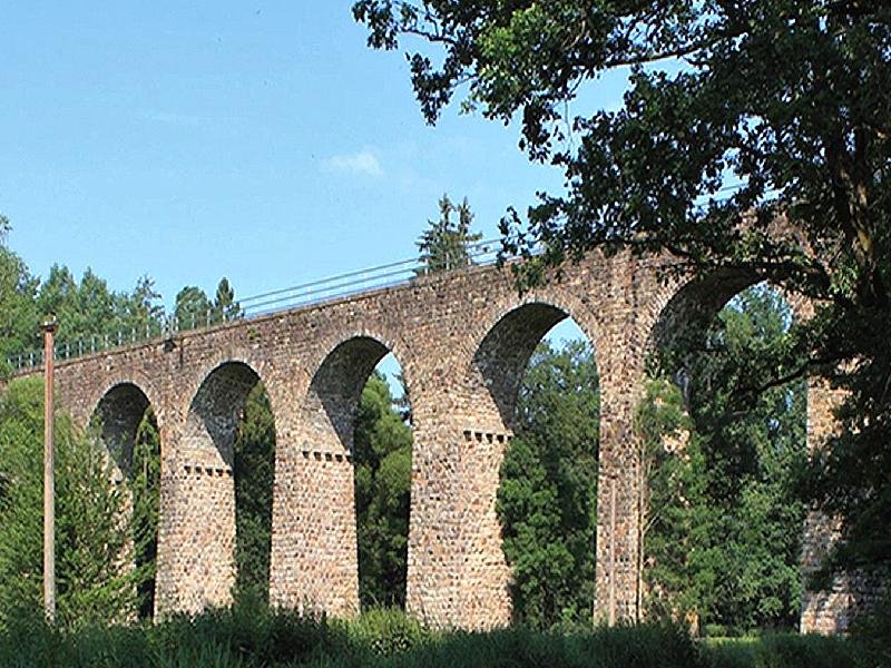 kamenný železniční viadukt