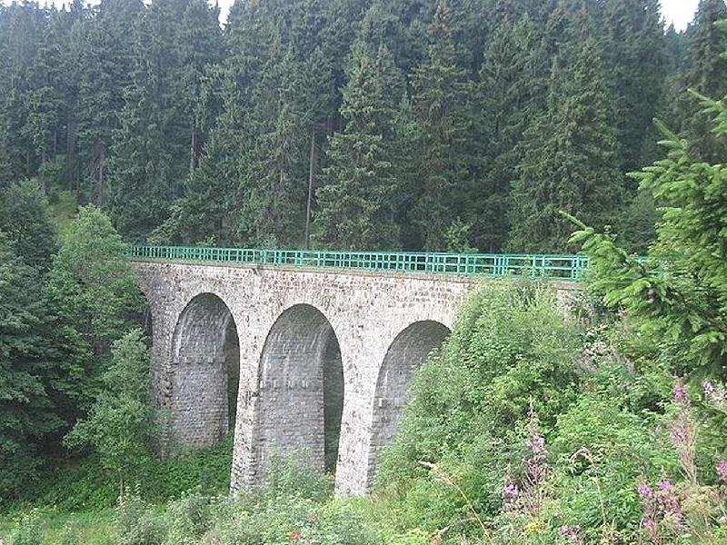 kamenný železniční viadukt