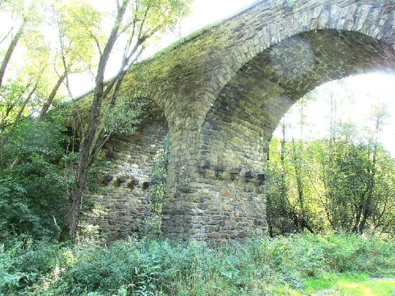 kamenný železniční viadukt