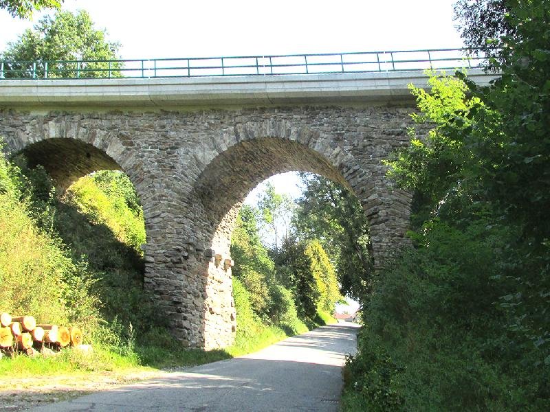 kamenný železniční viadukt