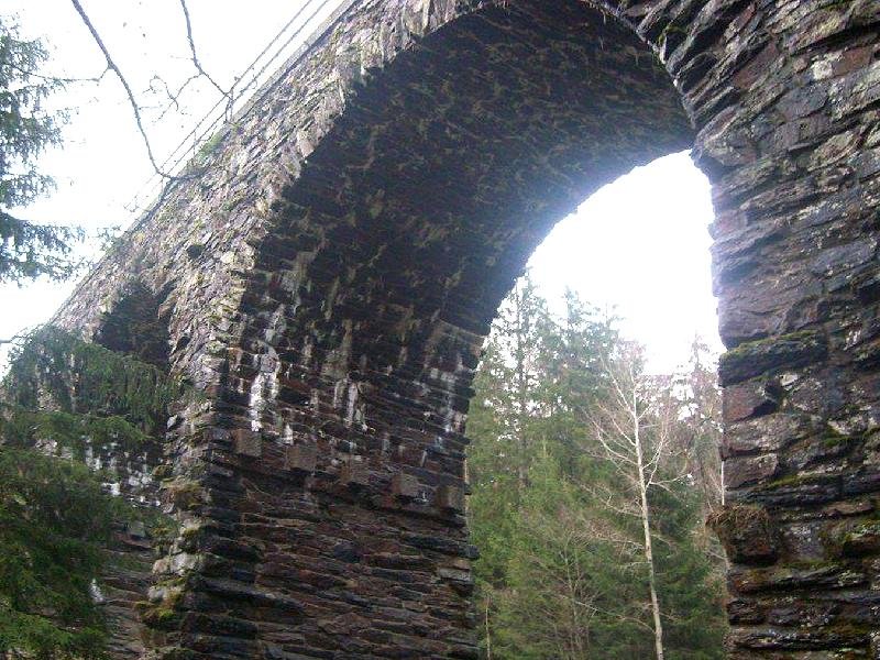 kamenný železniční viadukt