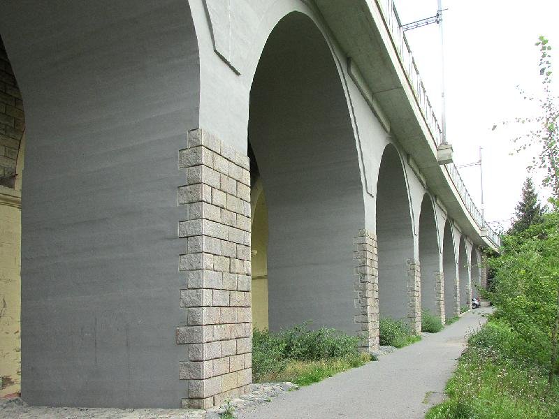 kamenný železniční viadukt