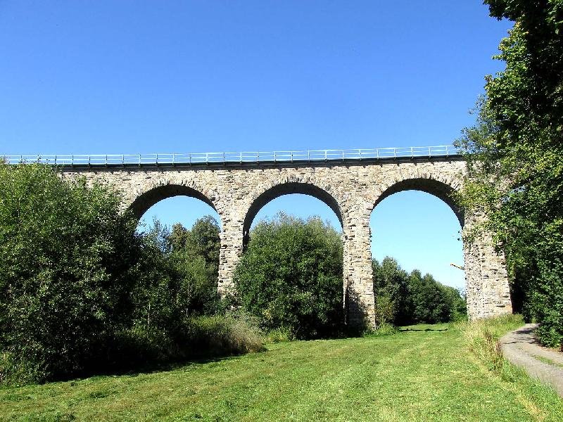 kamenný železniční viadukt