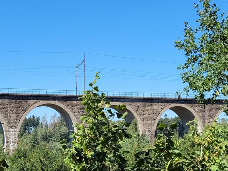 kamenný železniční viadukt