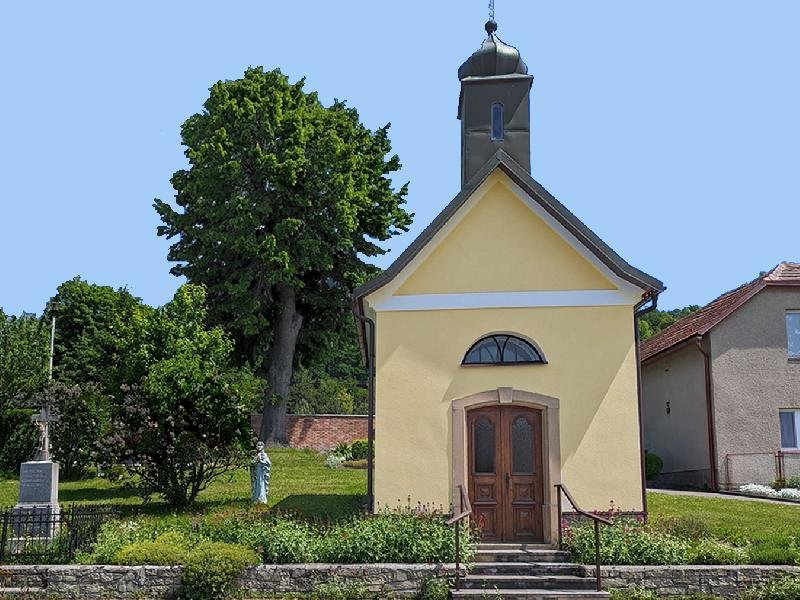 kaple a socha Panny Marie