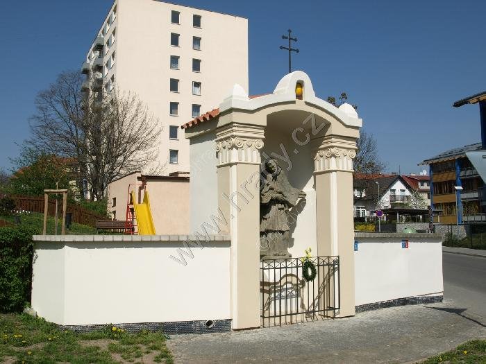 kaple se sochou sv. Jana Nepomuckého