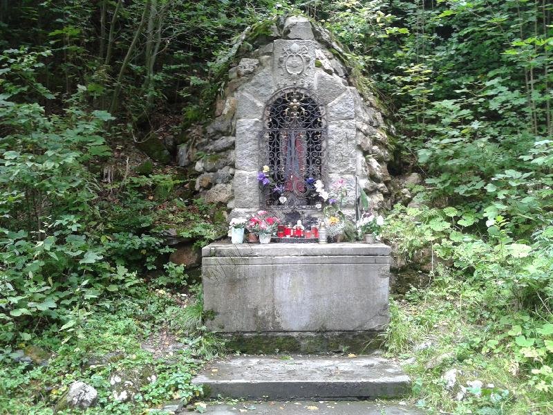 kaplička se sochou Panny Marie