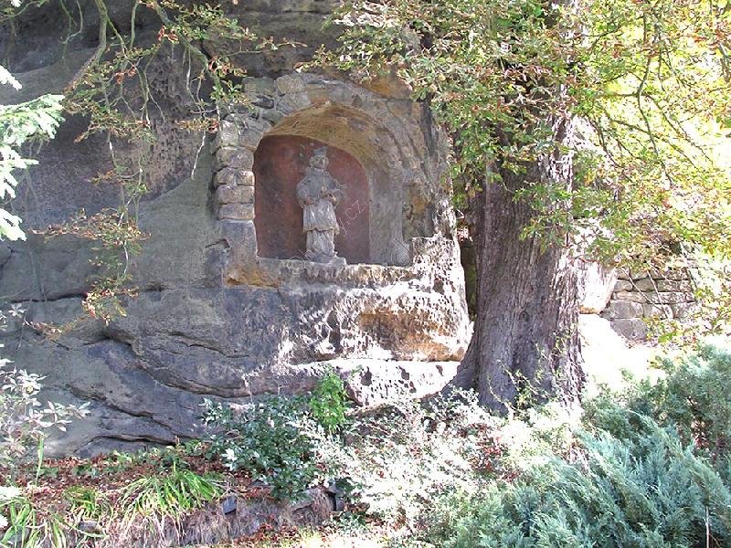 kaplička se sochou sv. Jana Nepomuckého