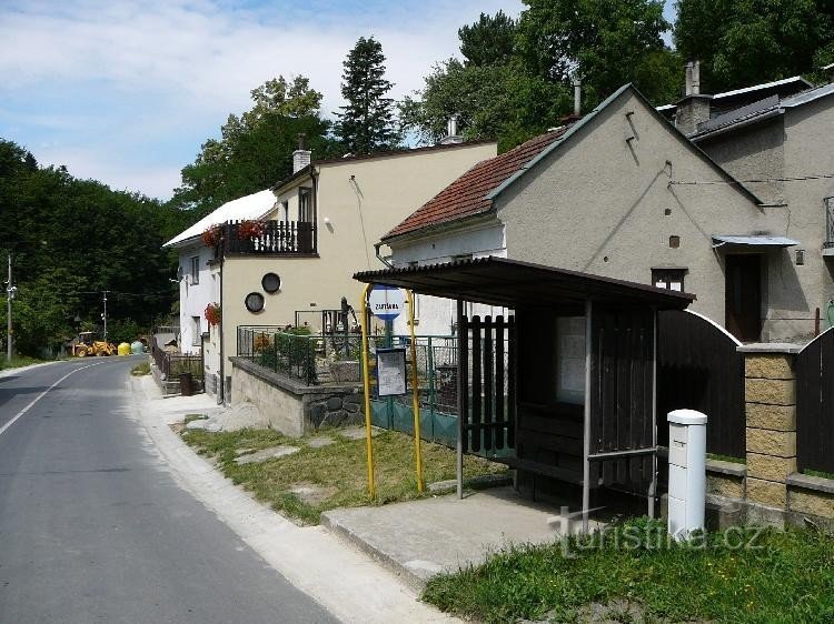 Kartouzka: 02_Dolany-Nové Sady, autobusová zastávka. Vhodný výchozí bod ke Kartouzce.