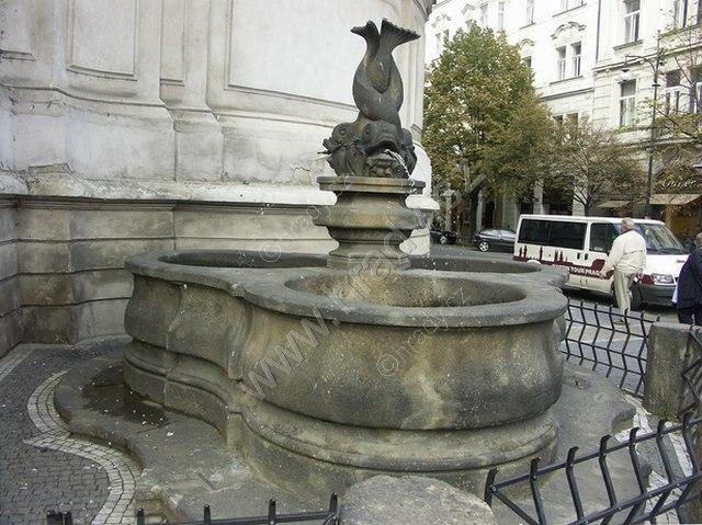 kašna s delfíny