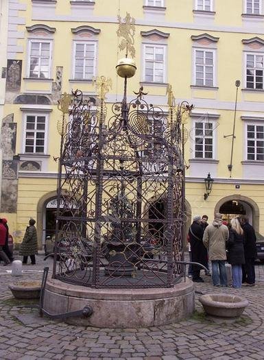 kašna s renesanční mříží