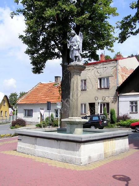 kašna se sochou Anděla strážného